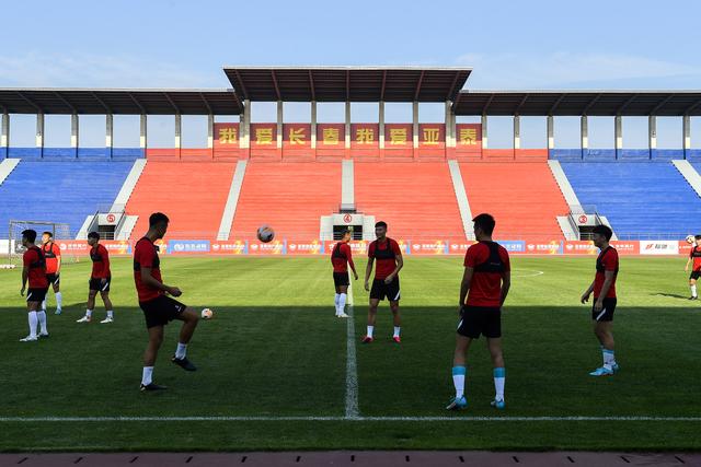 U17全队再拍俱乐部球衣全家福，足协向所属球队及单位致谢微博8天前59回复